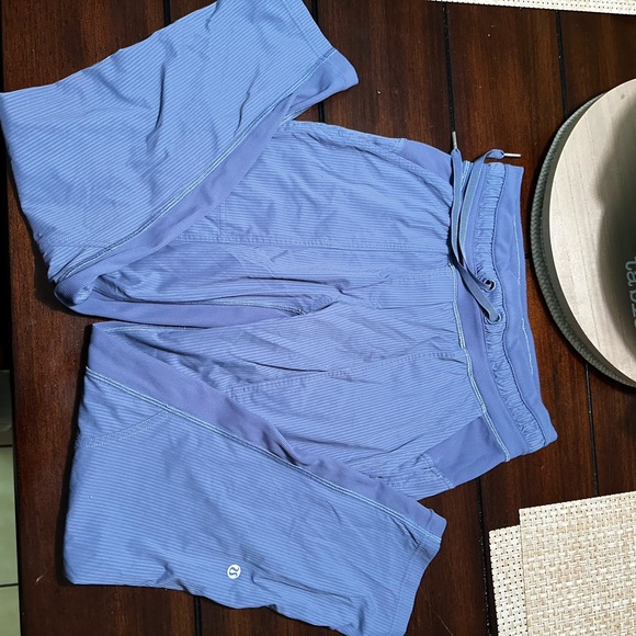 EUC Lululemon short studio pants
Size 2
Blue
No longer fit my daughter - Picture 2 of 2